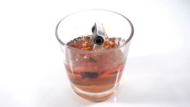 Alkoholmissbrauch, Trunkenheit am Steuer - das Auto fällt mit Alkohol ins Glas, das Konzept eines Unfalls während der Fahrt im betrunkenen Zustand, Zeitlupe — Stockvideo