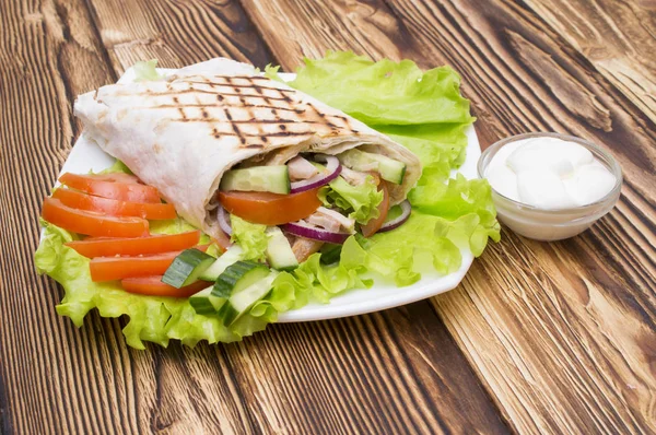 Shawarmas na sałaty na białym tle drewnianych — Zdjęcie stockowe