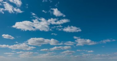 Bulutların üzerinde kış manzara güzel gündüz timelapse