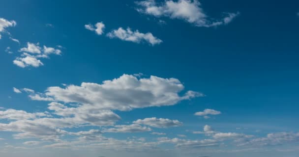 Hermoso lapso de tiempo diurno de nubes sobre el paisaje invernal — Vídeos de Stock