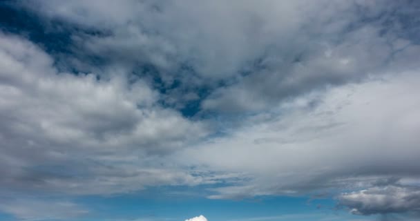 Hermoso lapso de tiempo diurno de nubes sobre el paisaje invernal — Vídeos de Stock