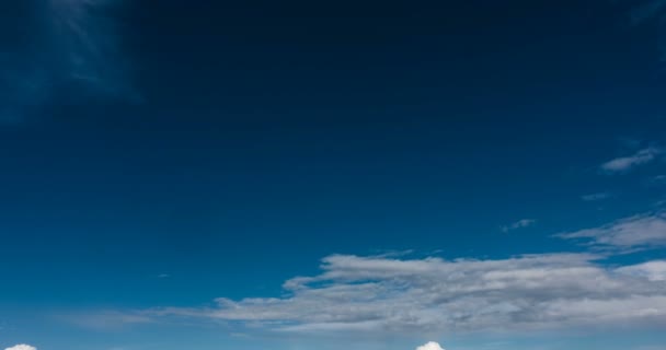 Schöne Wolkenlücken am Tag über der Winterlandschaft — Stockvideo