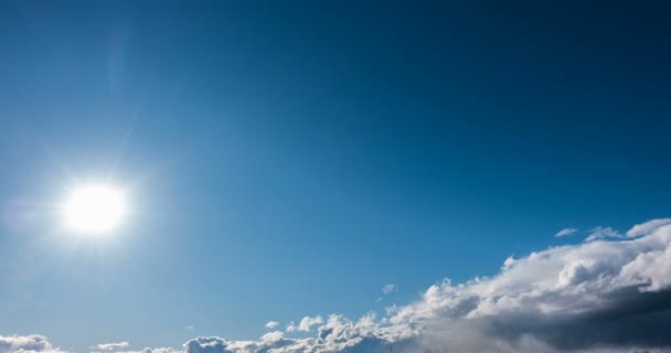 Schöne Wolkenlücken am Tag über der Winterlandschaft — Stockvideo
