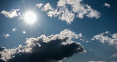 Bulutların üzerinde kış manzara güzel gündüz timelapse