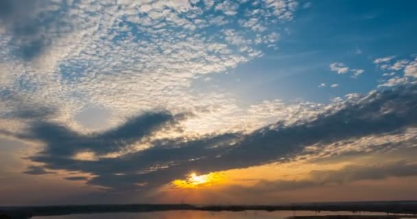 Sonnenuntergang schöne Sommerlandschaft mit bewölktem Himmel und natürlichem See, Zeitraffer — Stockvideo