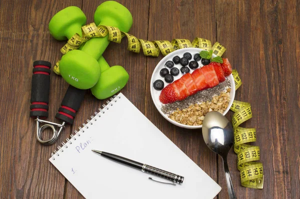 Halter, sebze smoothies ve rustik ahşap masa üzerinde ölçüm bandı.