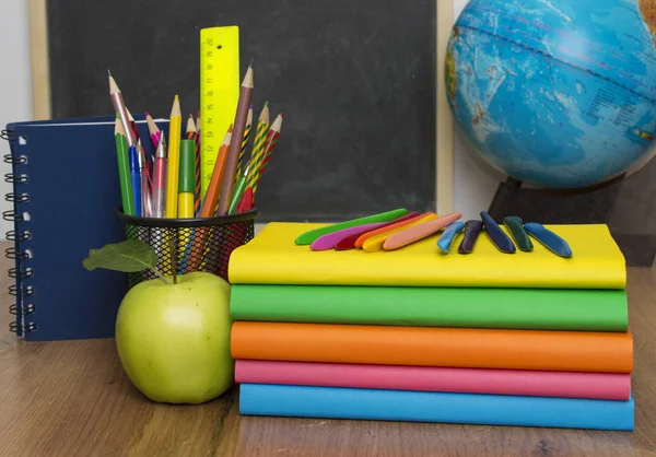 Globo, cuaderno y lápices. Accesorios de estudios escolares y estudiantiles . —  Fotos de Stock