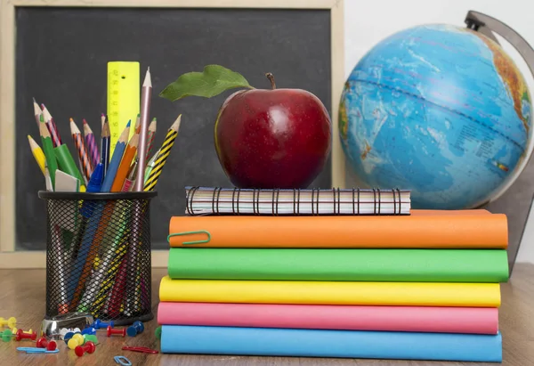 Globo, cuaderno y lápices. Accesorios de estudios escolares y estudiantiles . —  Fotos de Stock