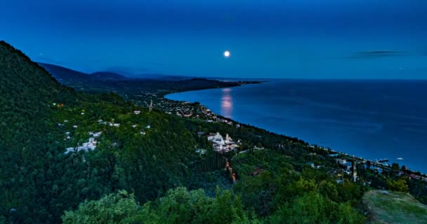 Abjasia, Georgia, Nueva Athos, la noche de luna llena, la costa del Mar Negro, un hermoso paisaje marino por la noche — Vídeos de Stock