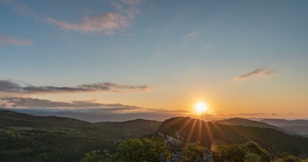 Zeitraffer von Wolken und Sonnenaufgang in den Bergen, Bildung von Haufenwolken, schöne Sommerlandschaft — Stockvideo