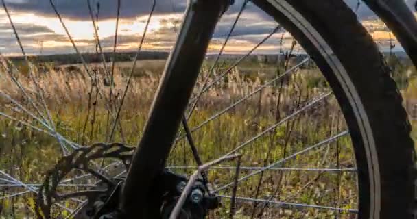 Movimento da câmera ao longo da bicicleta contra o pôr do sol, bela paisagem, lapso de tempo, hiperlapso — Vídeo de Stock