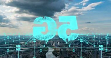 Şehrin hiperhızlandırılmış havacılık şehri 5G 'ye bağlı. Bulut bilgisayar ikonları teknoloji konsepti, kablosuz ağ, mobil teknoloji ve veri iletişimi, yapay zeka, internet, 4k