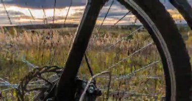 batan güneşe karşı bisiklet boyunca kamera hareketi, güzel manzara, zaman atlamalı, hiperlapse