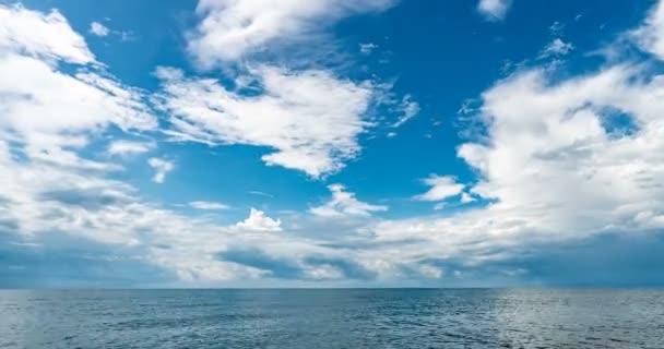 4K χρονική λήξη της θάλασσας και του γαλάζιου ουρανού, λευκά σύννεφα εξελίσσονται και αλλάζουν σχήμα, δυναμικές καιρικές συνθήκες, όμορφο Θαλασσογραφία — Αρχείο Βίντεο