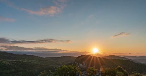 Tiempo de lapso de nubes y amanecer en las montañas, Formación de nubes cúmulos, hermoso paisaje de verano — Vídeo de stock