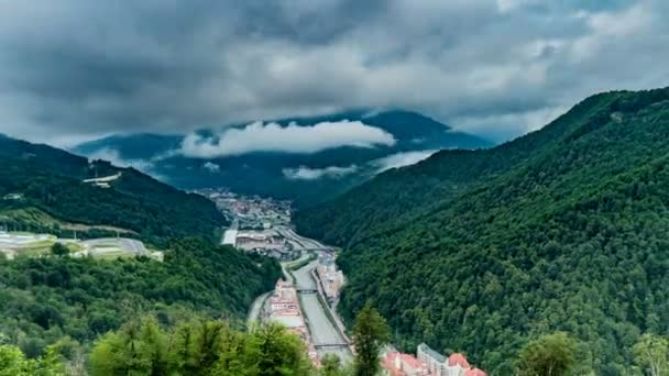 Vidéo du temps écoulé. Vue aérienne - soirée à la station de ski Rosa Khutor. Brouillard se dissipant après la pluie, beau paysage de soirée montagne — Video