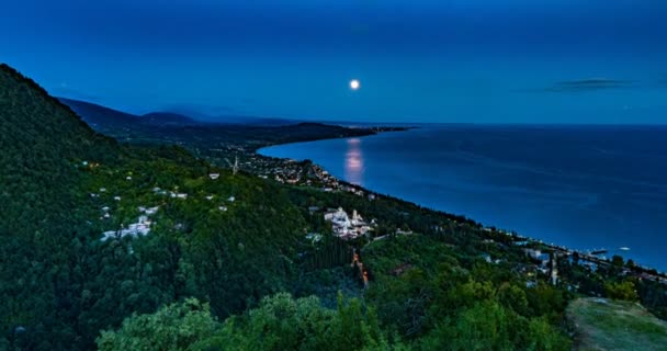 Abjasia, Georgia, Nueva Athos, la noche de luna llena, la costa del Mar Negro, un hermoso paisaje marino por la noche — Vídeo de stock