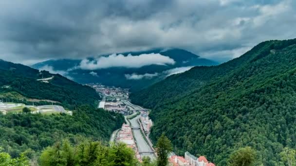 Film z upływu czasu. Widok z powietrza - wieczór w ośrodku narciarskim Rosa Khutor. Mgła rozprasza się po deszczu, piękny górski krajobraz wieczorem — Wideo stockowe