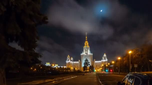 Huvudbyggnaden vid Moscow State University, kvällstid förfaller. Vacker kväll stadsbild, trafik, 4k — Stockvideo