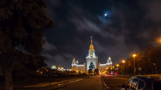 El edificio principal de la Universidad Estatal de Moscú, lapso de tiempo de la tarde. Hermoso paisaje urbano nocturno, tráfico, 4k — Vídeos de Stock