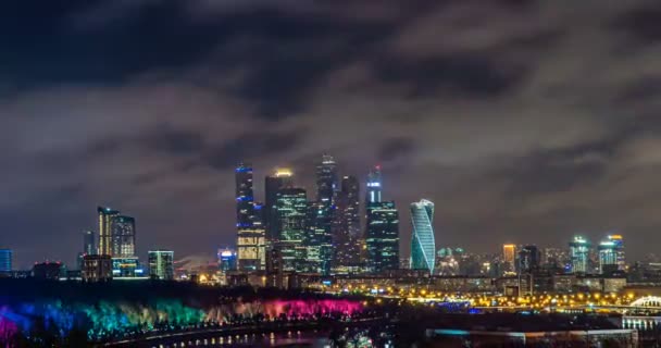 Noite Moscou, lapso de tempo, nuvens voadoras rápidas no céu noturno sobre Moscou, 4K, bela paisagem urbana da noite, vista de Vorobyovy Gory — Vídeo de Stock