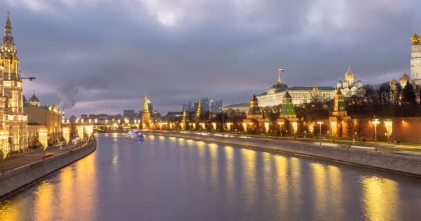 Januari 2020, Moskou Rusland, Moskouse rivier, avond verval, 4k, mooie avond stadsgezicht. — Stockvideo
