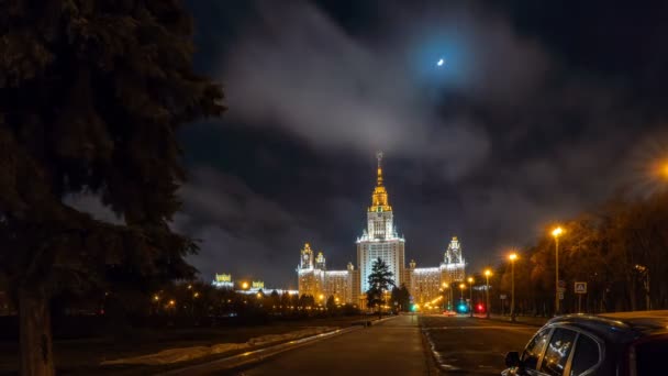 L'edificio principale dell'Università statale di Mosca, lasso di tempo serale. Bellissimo paesaggio urbano serale, traffico, 4k — Video Stock