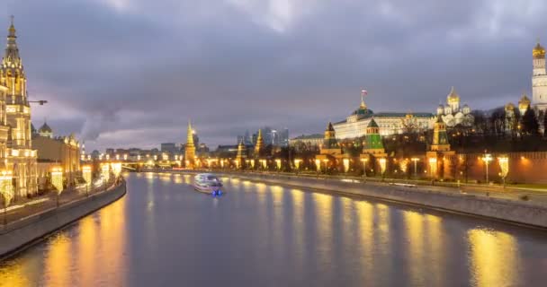 Enero 2020, Moscú Rusia, Moscú río, lapso de tiempo de la tarde, 4k, hermoso paisaje urbano de la noche . — Vídeo de stock