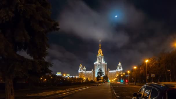 Huvudbyggnaden vid Moscow State University, kvällstid förfaller. Vacker kväll stadsbild, trafik, 4k — Stockvideo