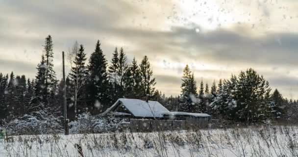 Wooden house in the winter forest. Beautiful winter landscape, beautiful snowfall. Time lapse — Stock Video