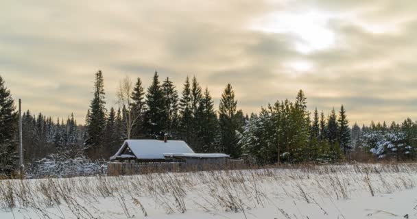 Деревянный дом в зимнем лесу. Прекрасный зимний пейзаж, прекрасный снегопад. Исчезновение времени, потеря видео — стоковое видео