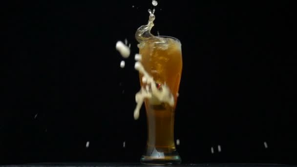 Bil faller i ett glas med alkohol på svart bakgrund, begreppet trafiksäkerhet, alkoholmissbruk, körning medan berusad, slow motion — Stockvideo