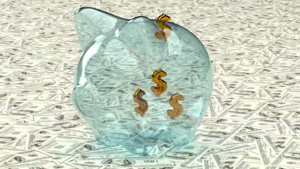 Символы золотого доллара падают в стеклянную копилку на фоне бумажных долларовых купюр. 3D анимация — стоковое видео