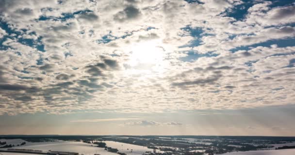 冬の美しい曇りの空、冬の時間の経過。スカイ4K雲天気自然雲青い空と雲4K太陽時間経過雲4kローリングクラウドフィルム — ストック動画