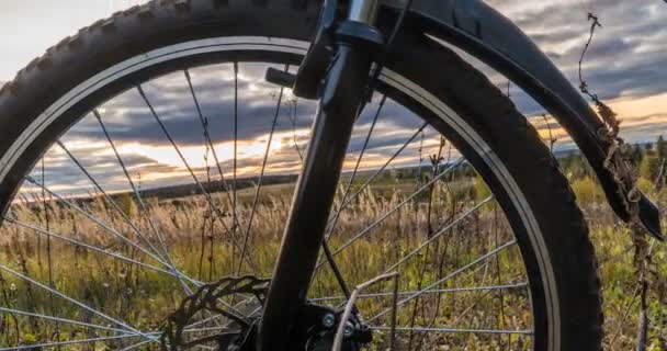 Kamerafahrt auf dem Fahrrad gegen die untergehende Sonne, schöne Landschaft, Zeitraffer, Hyperlapse — Stockvideo