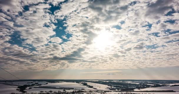 Όμορφος συννεφιασμένος ουρανός το χειμώνα, χειμερινή περίοδο. Ουρανός 4K σύννεφα καιρός φύση σύννεφο μπλε ουρανό με σύννεφα 4K ήλιος Time lapse σύννεφα 4k τροχαίο σύννεφο ταινία — Αρχείο Βίντεο
