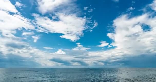 4k Zeitraffer des Meeres und blauen Himmels, weiße Wolken entwickeln sich und ändern ihre Form, dynamisches Wetter, schöne Meereslandschaft — Stockvideo