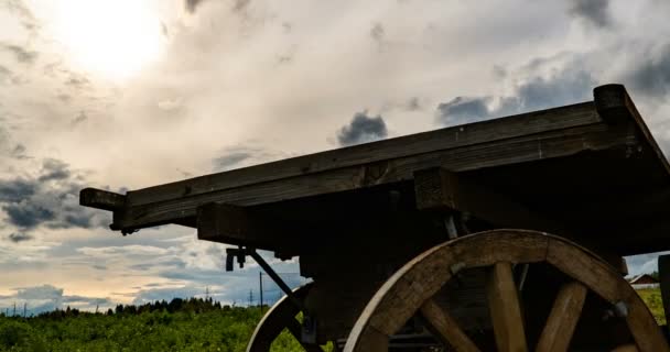 Carro di legno antico in piedi da solo in un campo, bellissimo paesaggio autunnale, iperlapse, time lapse, cielo autunnale pesante — Video Stock