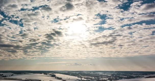 Piękne zachmurzone niebo w zimie, czas zimowy upływa. Sky 4K chmury Pogoda natura chmura niebieski niebo z chmurami 4K słońce Czas lapse chmury 4k toczenia film chmury — Wideo stockowe