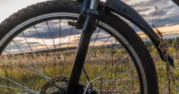 Movimento da câmera ao longo da bicicleta contra o pôr do sol, bela paisagem, lapso de tempo, hiperlapso — Vídeo de Stock