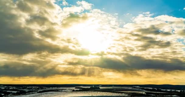 Vinterlandskapets tidsförlopp, en vacker himmel med moln som rör sig över landskapet, 4K, solens strålar skiner genom molnen. olling molnfilm — Stockvideo
