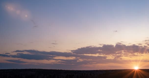 Hermoso atardecer, lapso de tiempo, movimiento de nubes de un nivel diferente contra el sol poniente, bucle . — Vídeo de stock