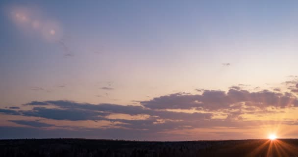 Vacker kväll solnedgång, tid förflutit, förflyttning av moln av en annan nivå mot den nedgående solen, loop. — Stockvideo