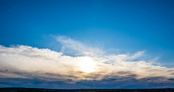 일몰 때높은 파노라마 풍경을 공중에서 볼 수있다. 아름다운 구름푸른 하늘, 햇살같은 구름, 배경 하늘 , 4K 해가 지면 구름을 통해 빛을 비춘다 — 비디오