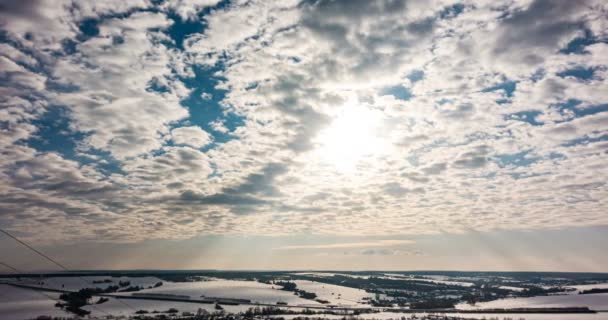 Зимой небо облачно, зимнее время теряется. Облака 4K неба погода Природа облако голубое небо с облаками 4K солнца Время истечения облаков 4k прокатки облако пленка — стоковое видео