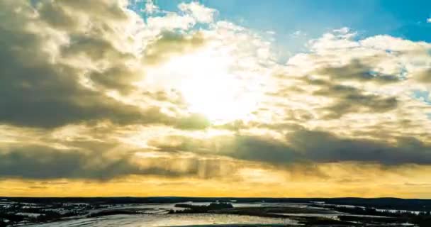 Der Zeitraffer der Winterlandschaft, ein schöner Himmel mit Wolken über der Landschaft, 4K, die Sonnenstrahlen scheinen durch die Wolken. Wolkenschichten — Stockvideo