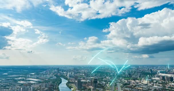 Luftaufnahme der Stadt im Zeitraffer am Sommertag mit futuristischen Elementen der Telekommunikation, Smart-City-Konzept, Moskau im Sommerluftbild