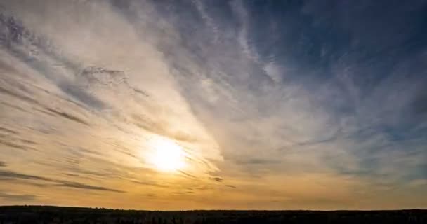 Hermoso atardecer, lapso de tiempo, movimiento de nubes de un nivel diferente contra el sol poniente. Nubes Spindrift. — Vídeos de Stock