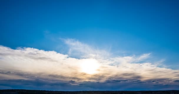 日没の高パノラマビューの航空シーン。美しい雲青い空、太陽の輝き雲、背景空、 4K 、太陽は日没時に雲を通して輝きます — ストック動画
