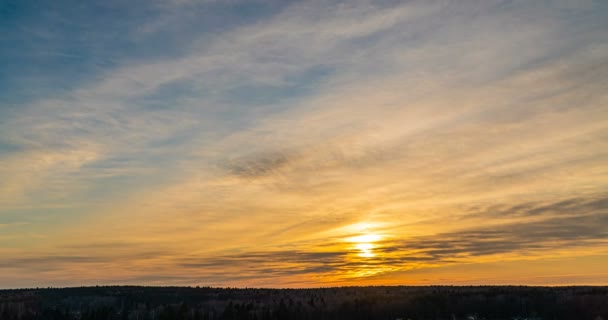 Minął czas zimowego krajobrazu, piękne niebo z chmurami poruszającymi się nad krajobrazem, 4K, promienie słońca świecą przez chmury. olling folia chmurowa — Wideo stockowe